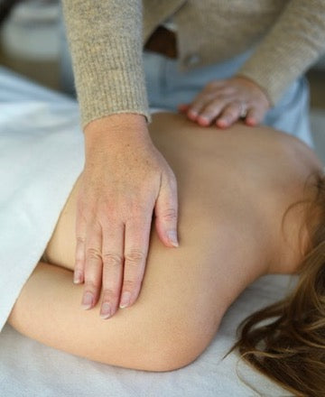 Raindrop Massage, ontspannende massage met essentiële oliën voor stressvermindering en emotionele balans