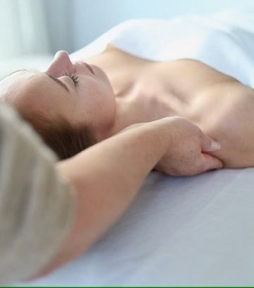 Raindrop Massage, ontspannende massage met essentiële oliën voor stressvermindering en emotionele balans